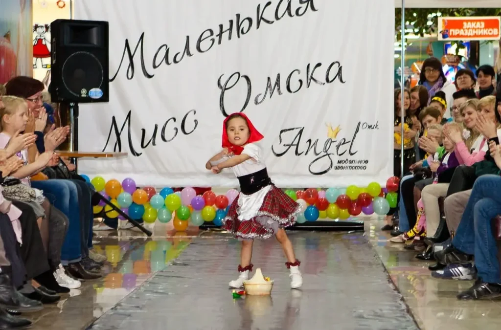 Выход модели на подиум во время показа