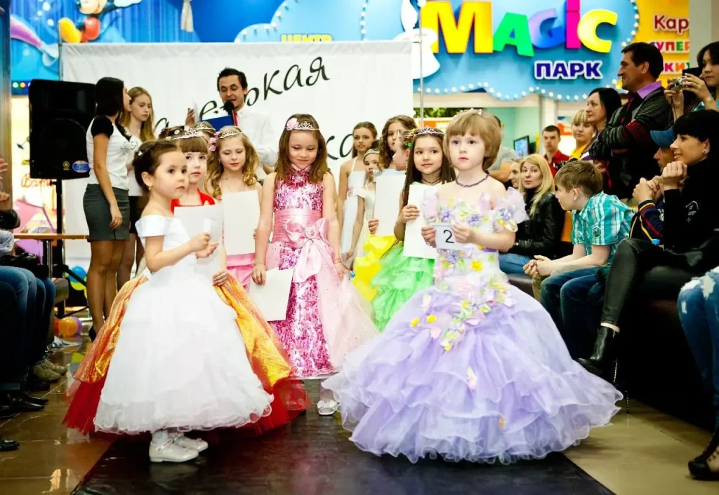 Группа моделей агентства ждёт выхода на подиум