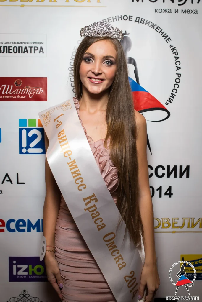 Модель с лентой финалистки у пресс-волла конкурса